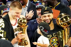 火箭队坚持阵容不变，斯通等待交易，乌度卡寻新控卫，备战新赛季